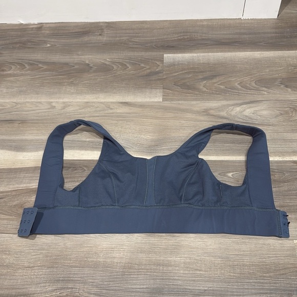 Lululemon Women's Blue Sports Bra size 2 - Picture 5 of 7